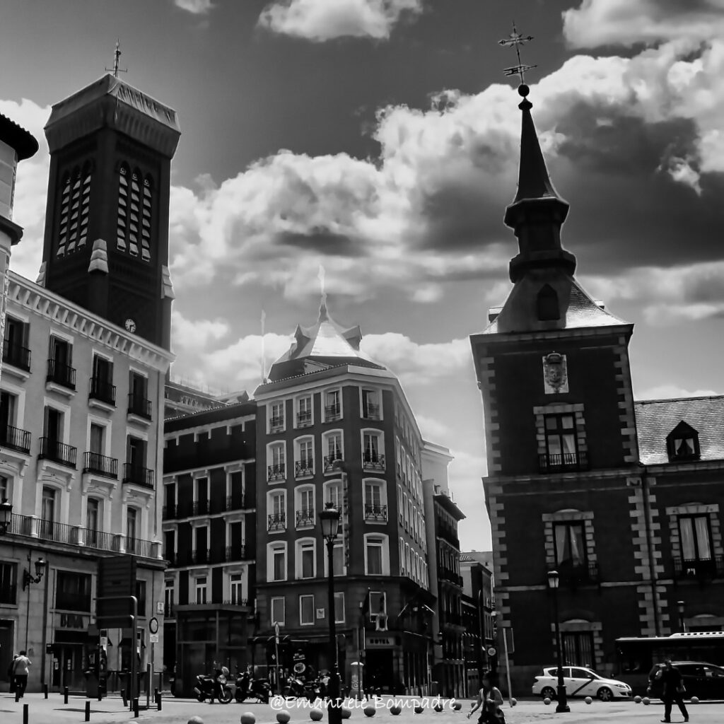 Le piazze di Madrid: un viaggio tra Plaza de Santa Cruz e il quartiere Lavapiés