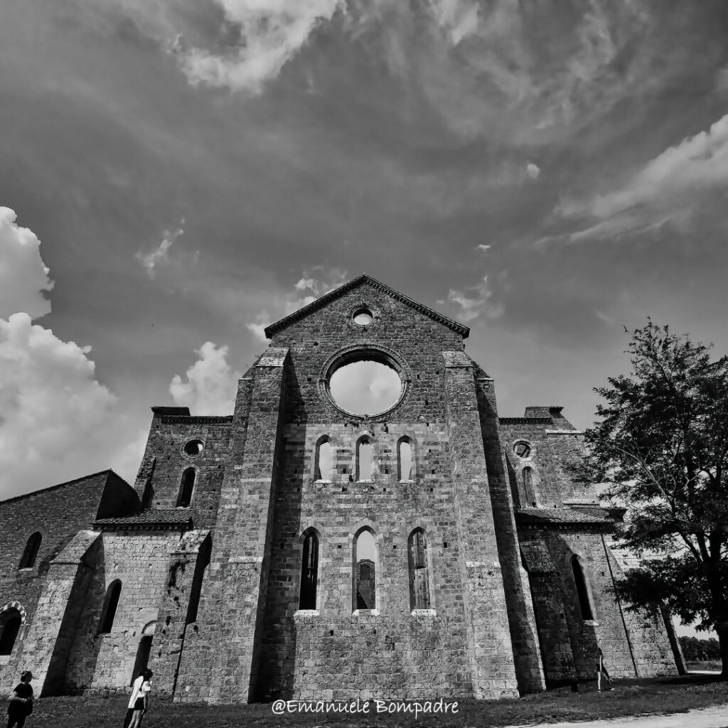 Chiusdino e l'abbazia di San Galgano: un viaggio tra storia e leggenda