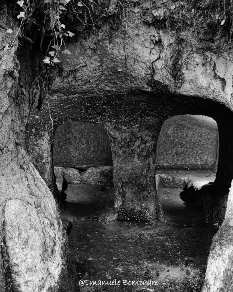 Grotte di Castro e la necropoli di Centocamere, entriamo nel cuore degli etruschi