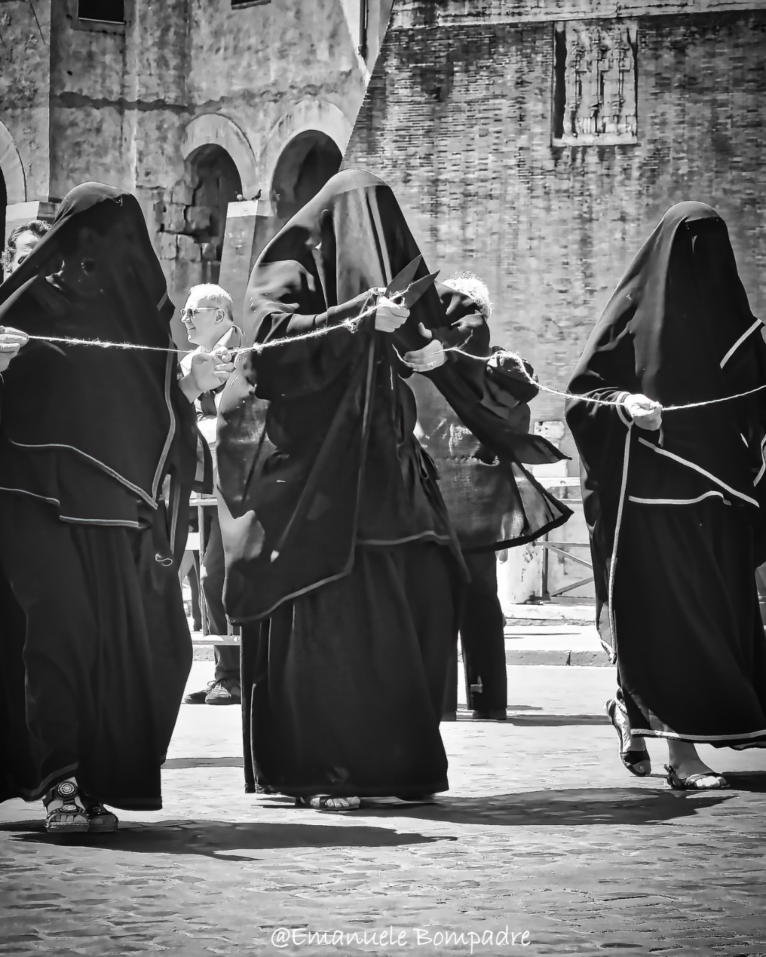 Le Parche: il mistero del destino in una Roma eterna