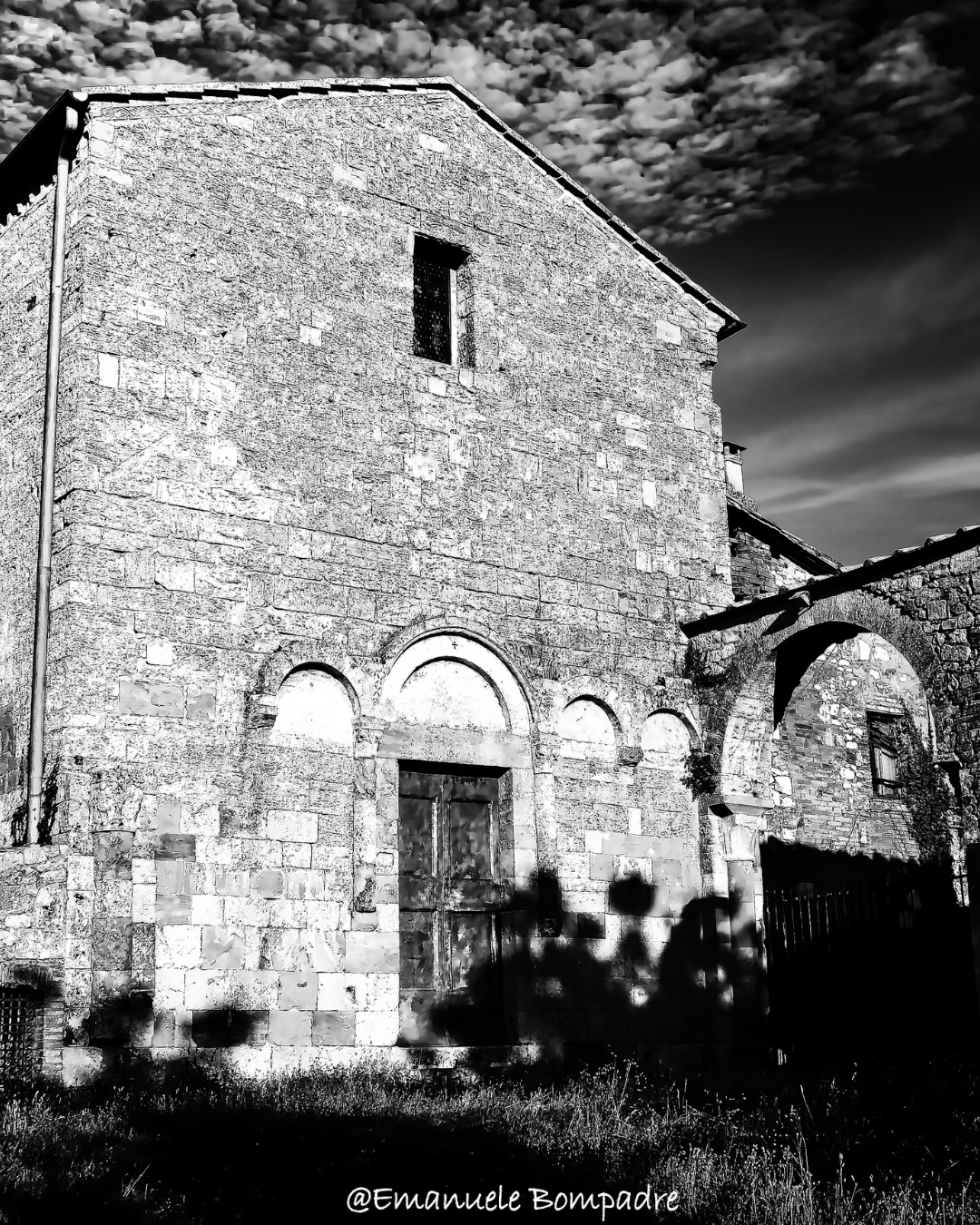 Abbazia di Santa Maria Assunta a Coneo: viaggio nel cuore del Medioevo toscano