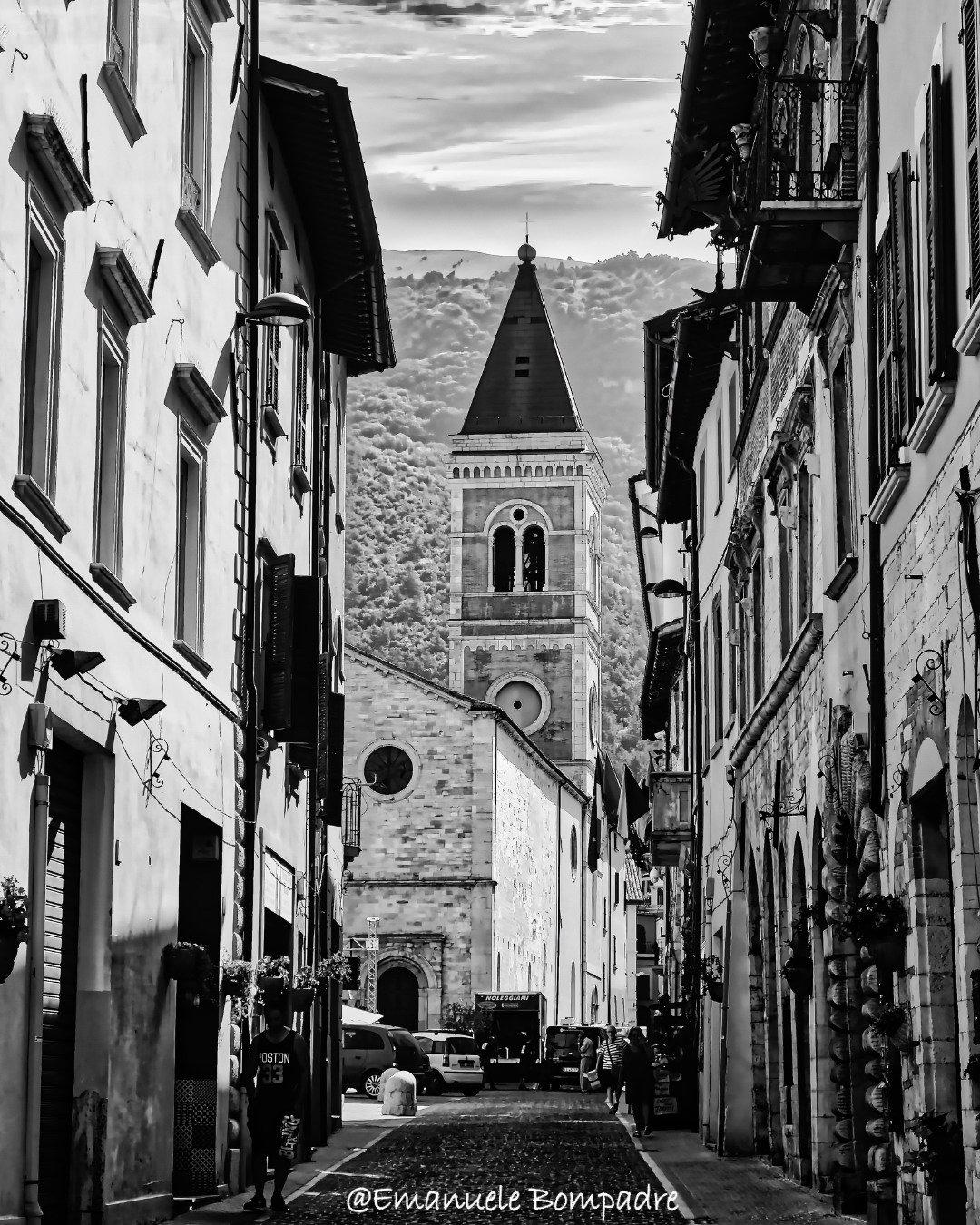 Gualdo Tadino e la sua cattedrale: un viaggio tra storia, fede e fotografia