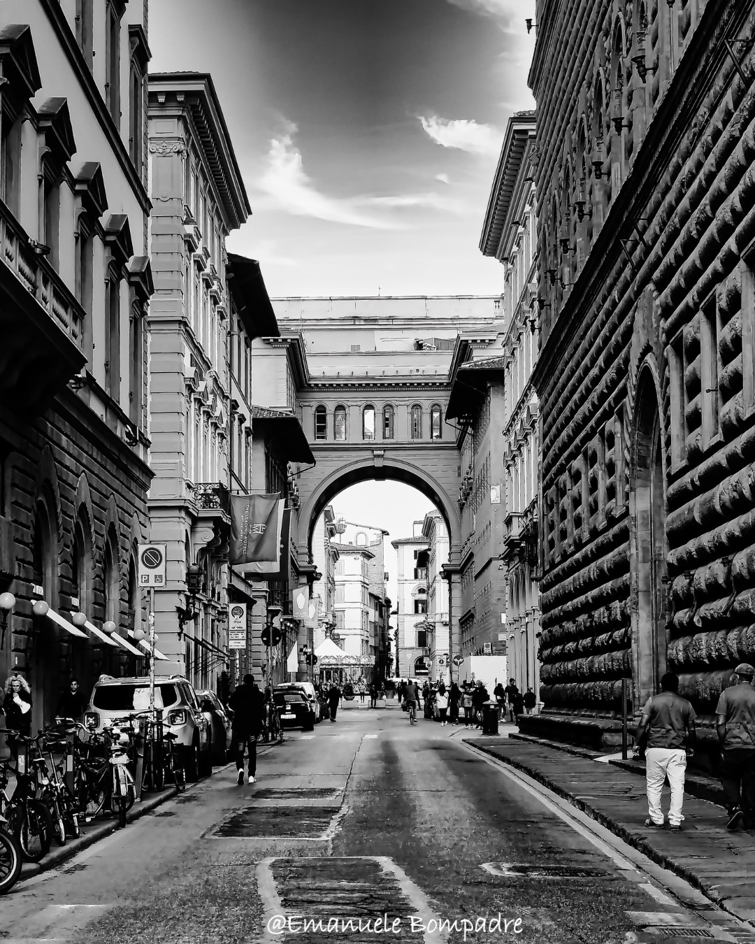 Firenze in bianco e nero: una prospettiva su via de’ Tornabuoni