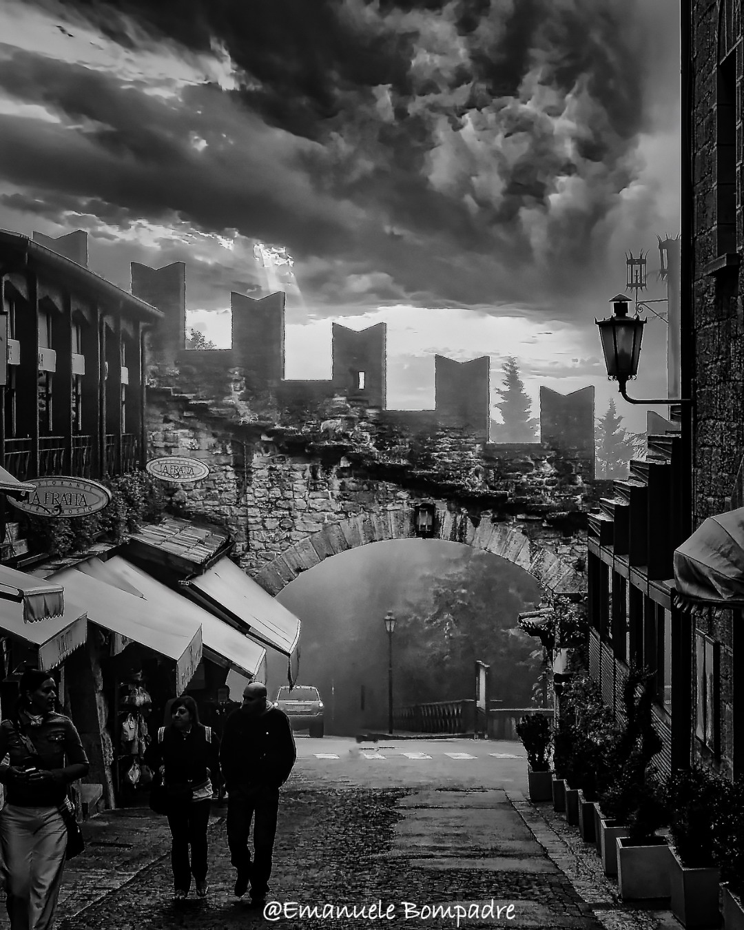 San Marino e la Porta della Fratta: tra storia, nebbia e atmosfere medievali