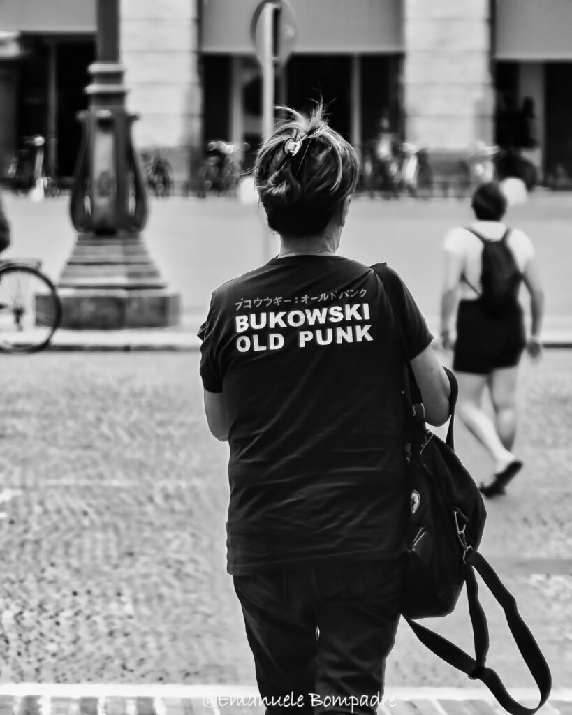 Forlì e la vita in piazza Aurelio Saffi tra street photography e identità urbana