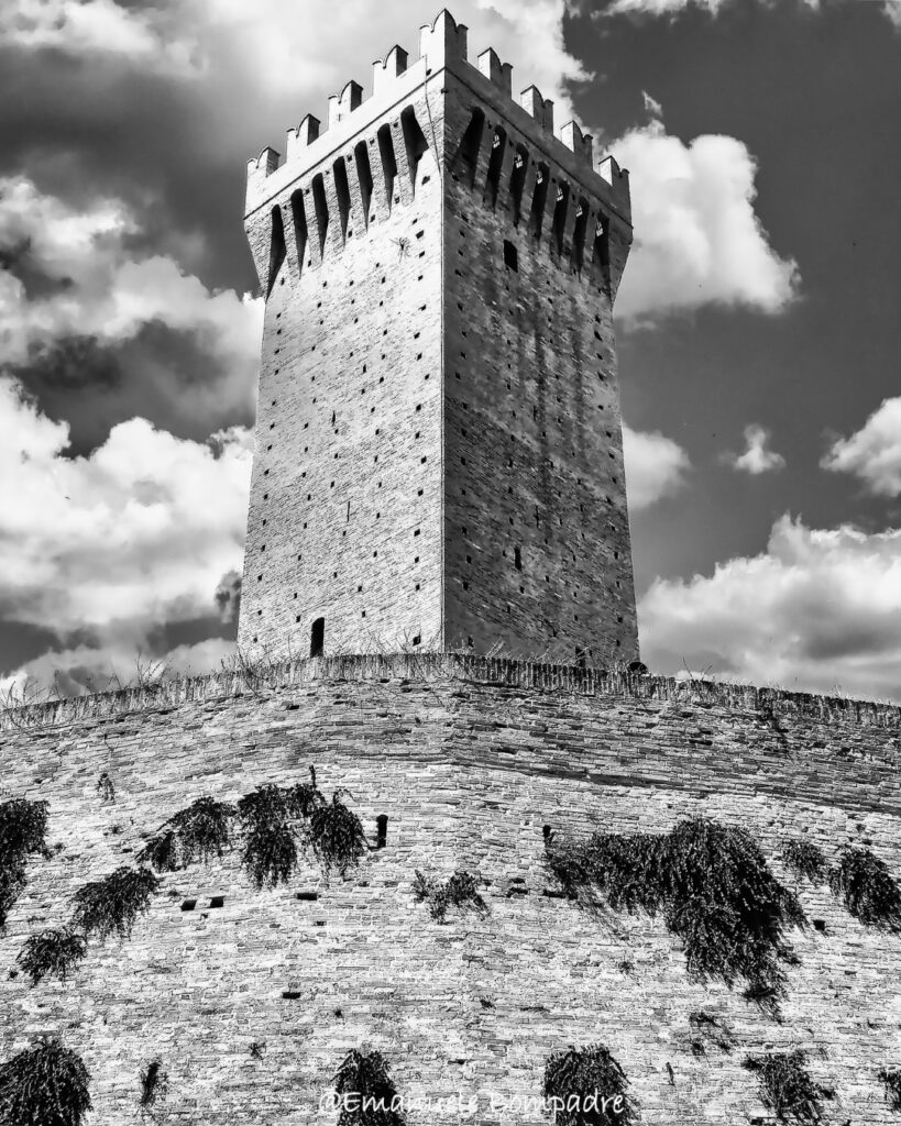 Il castello di Montefiore: il gigante silenzioso che veglia sulle colline di Recanati